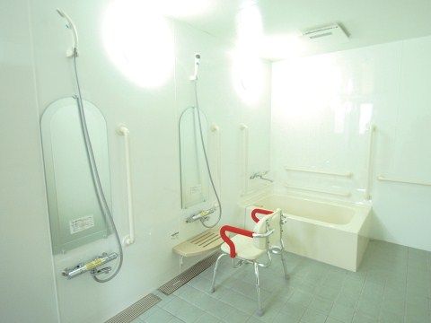 一般浴室には、シャワーブースが２ヵ所ある。シャワーや浴槽の周囲には手すりがあり、摑まりながら移動していただける。