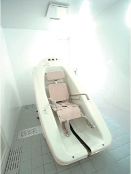 体の不自由な入居者様にもご入浴を楽しんでいただくため、車椅子に乗ったまま湯船に浸かることができる介護浴槽を準備している。