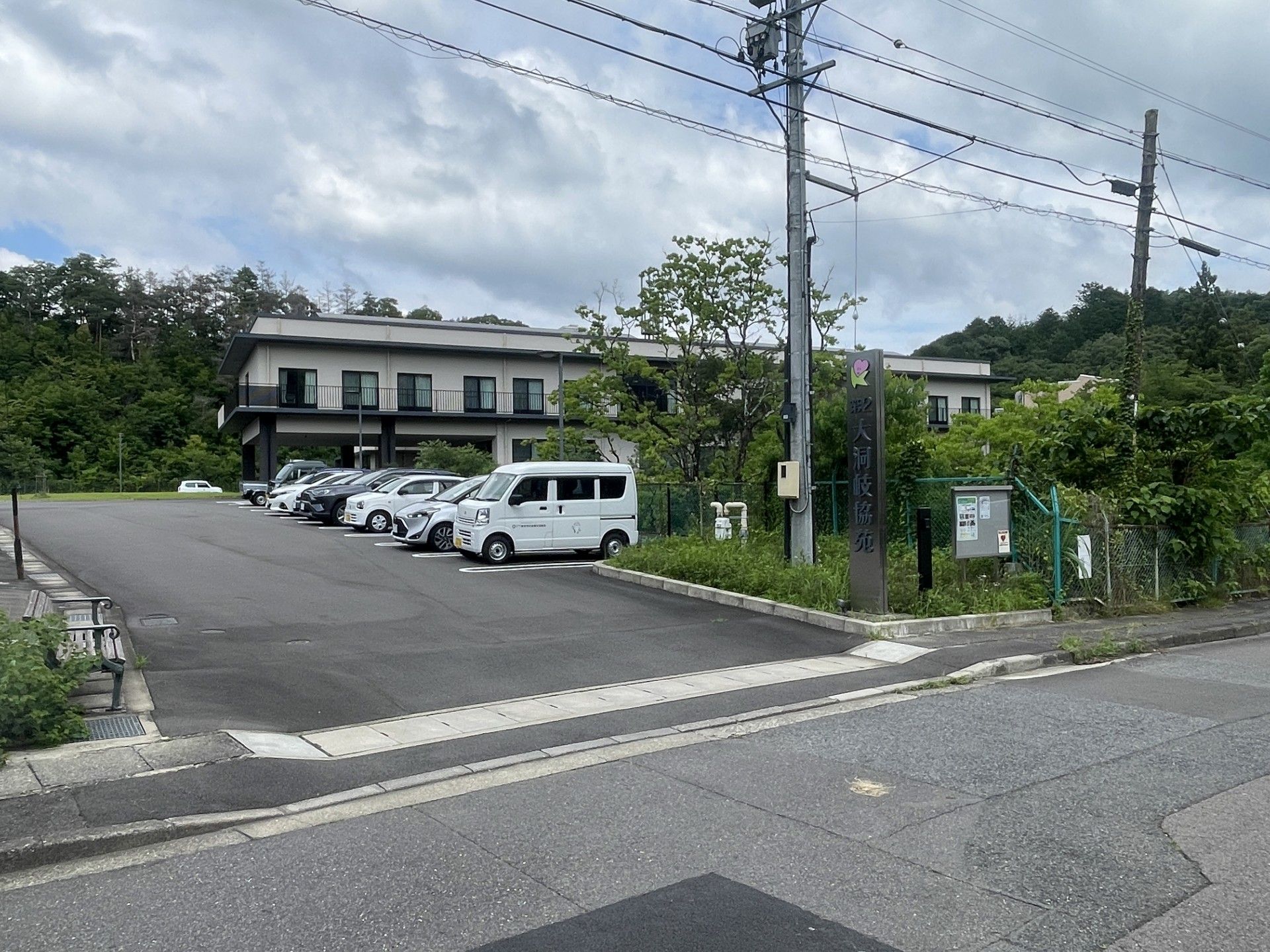 駐車場と建物の外観