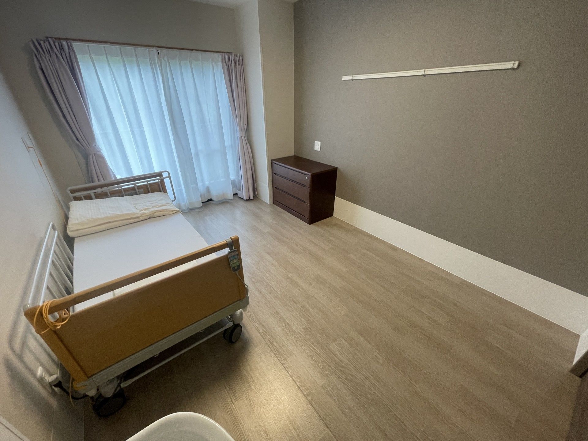 明るい個室のベッドと窓