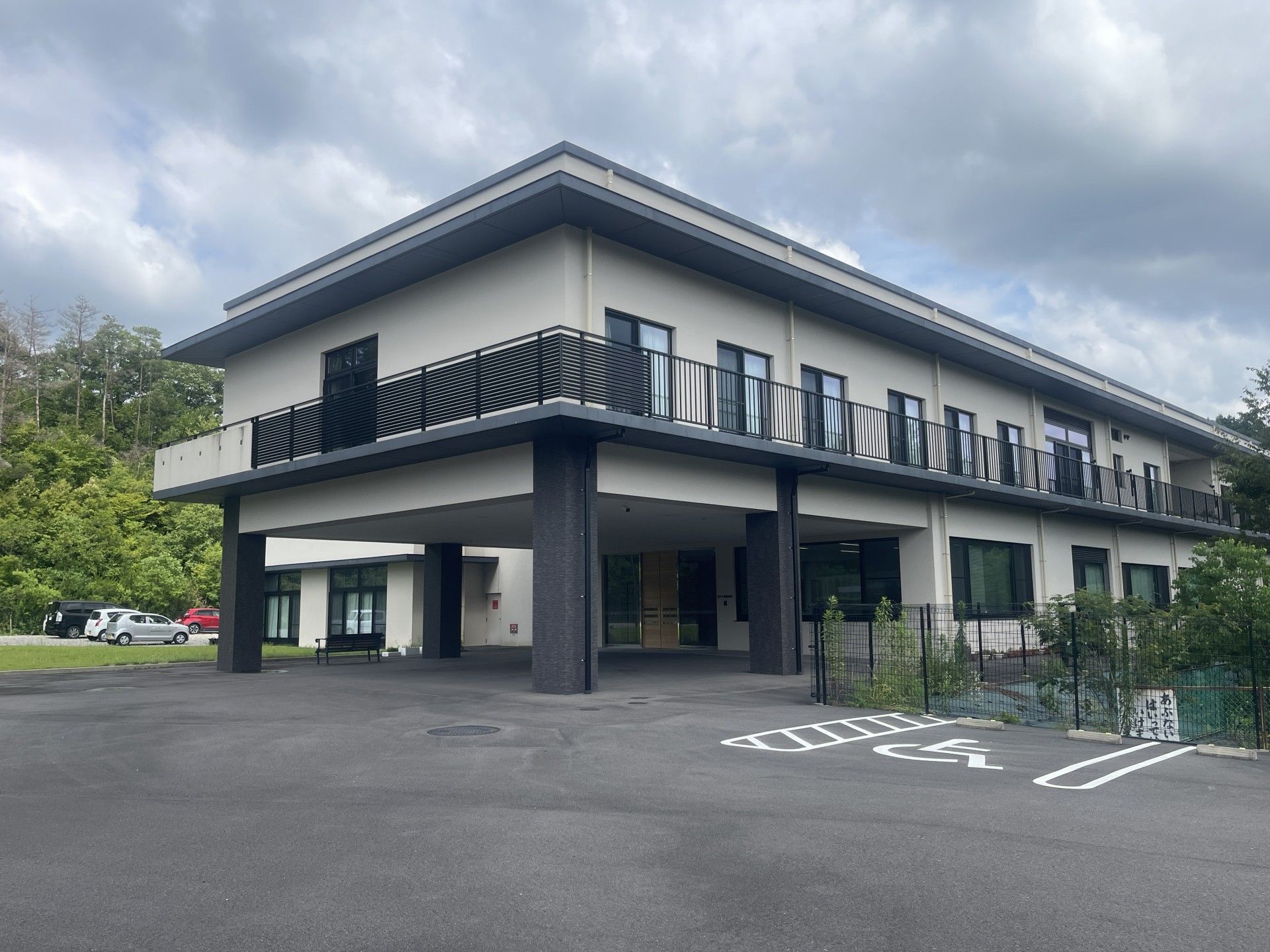 広い駐車場の建物外観