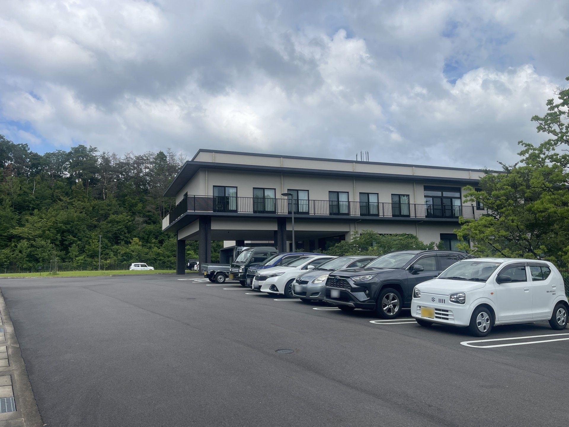 駐車場と建物の外観