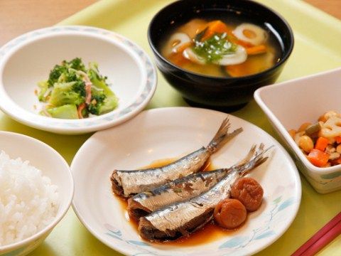 和食の並ぶ食堂の食卓