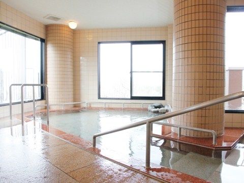 広々とした明るい浴室