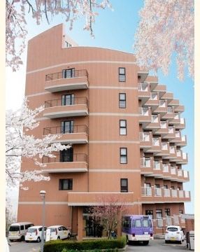 桜並木と共にある建物外観
