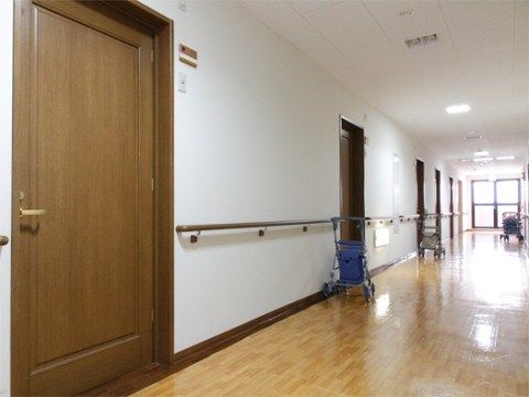 手すり付きの明るい廊下