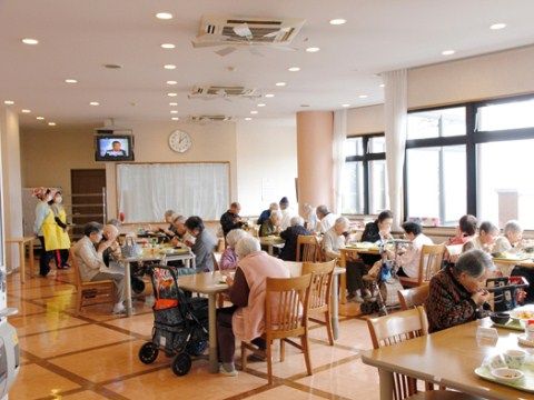 食事を楽しむ人々の食堂