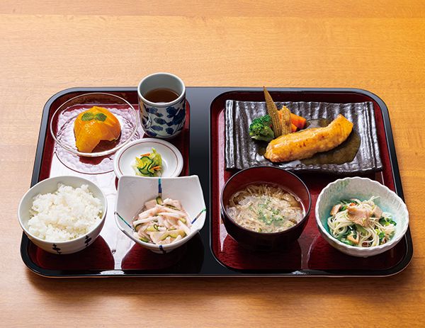 ご飯と汁物とそうめんがセットになったメニュー