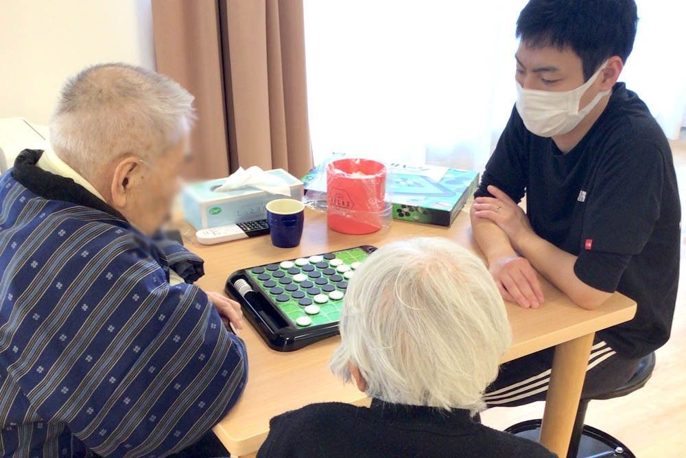 テーブルでゲームを楽しむ様子