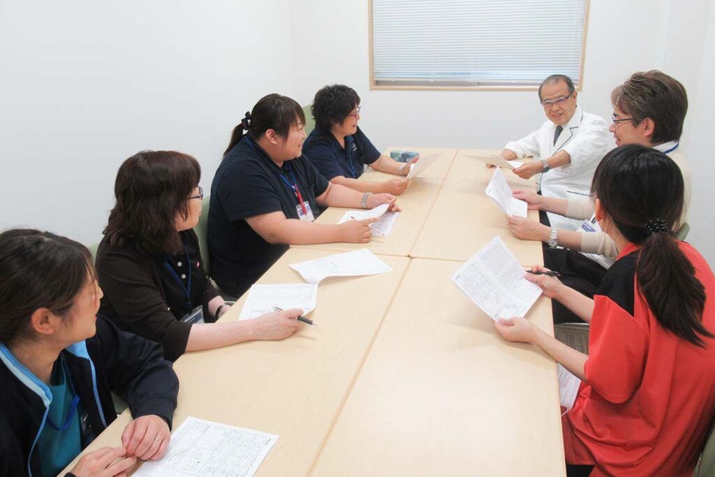スタッフが会議をする様子