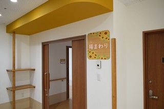 明るい廊下と部屋の入口