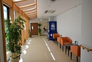 明るく広々とした廊下