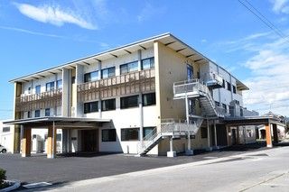 明るい外観の建物