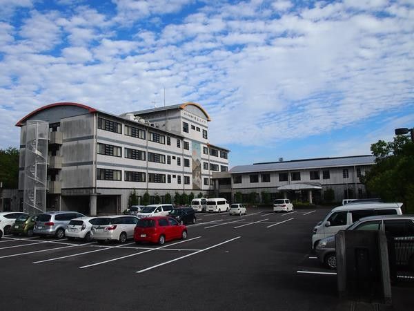 広々とした駐車場の建物