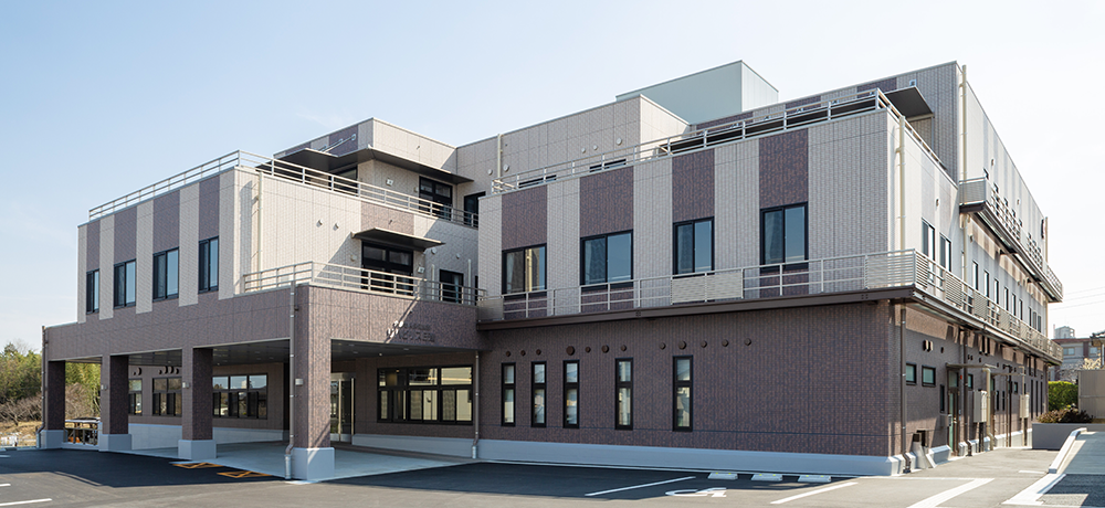 新築そうな建物正面