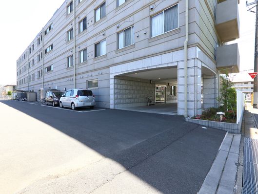 施設外観と入口