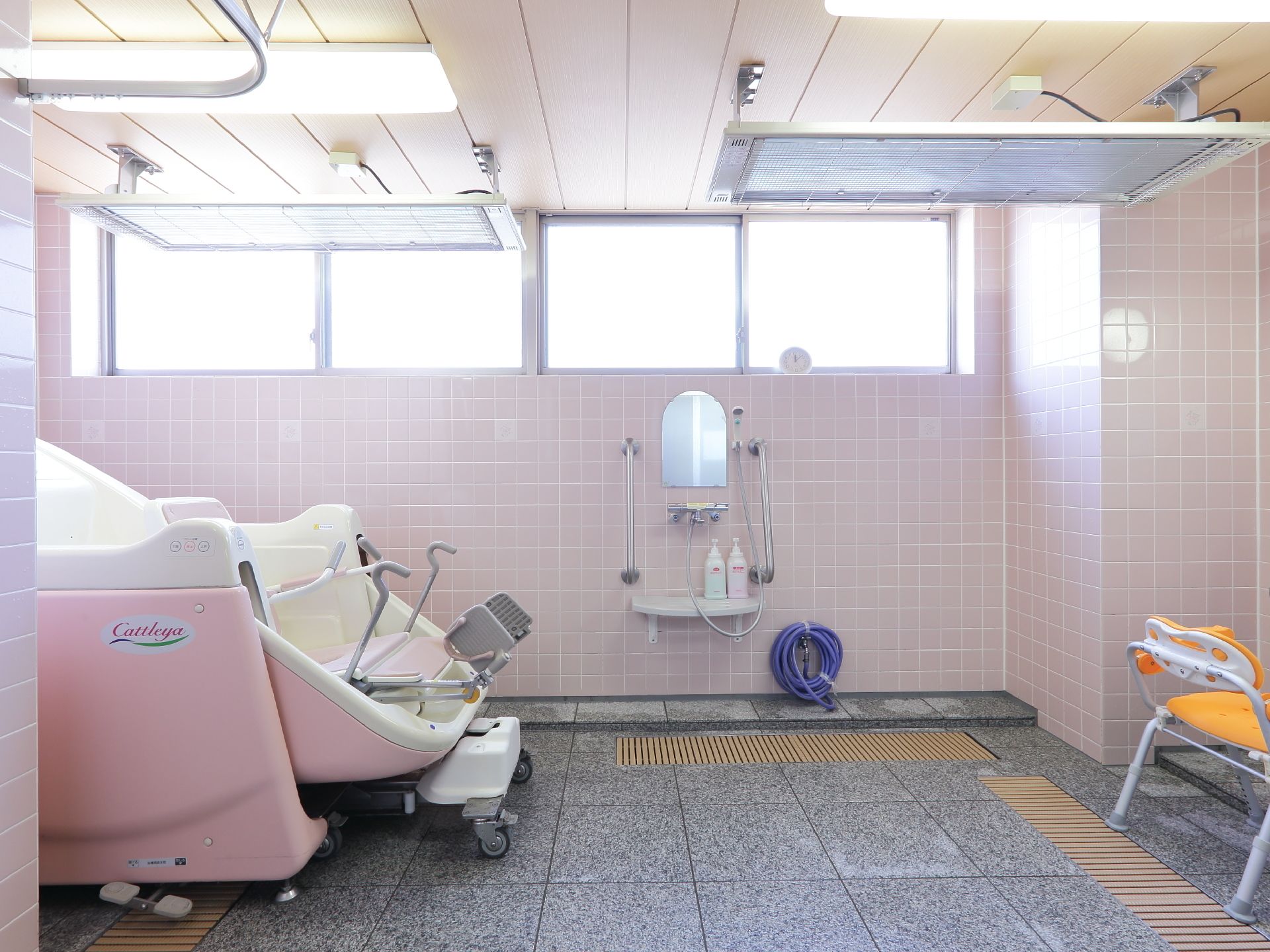 介助用設備の整った、窓からの自然光が明るい広々とした浴場