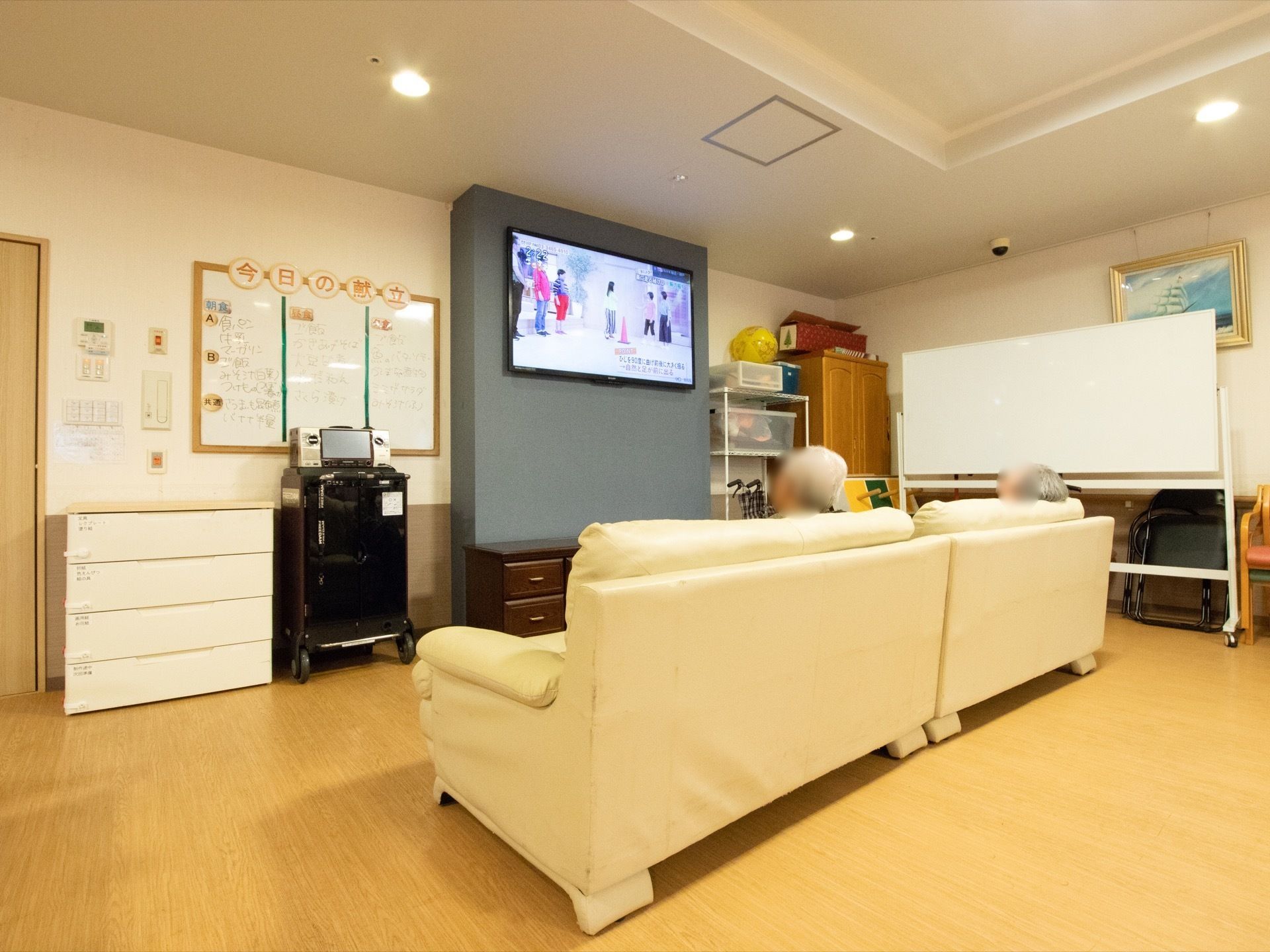 食堂の一角にソファが置かれており、向かいの壁に大型テレビが設置されている。カラオケ装置やホワイトボードが置かれている。