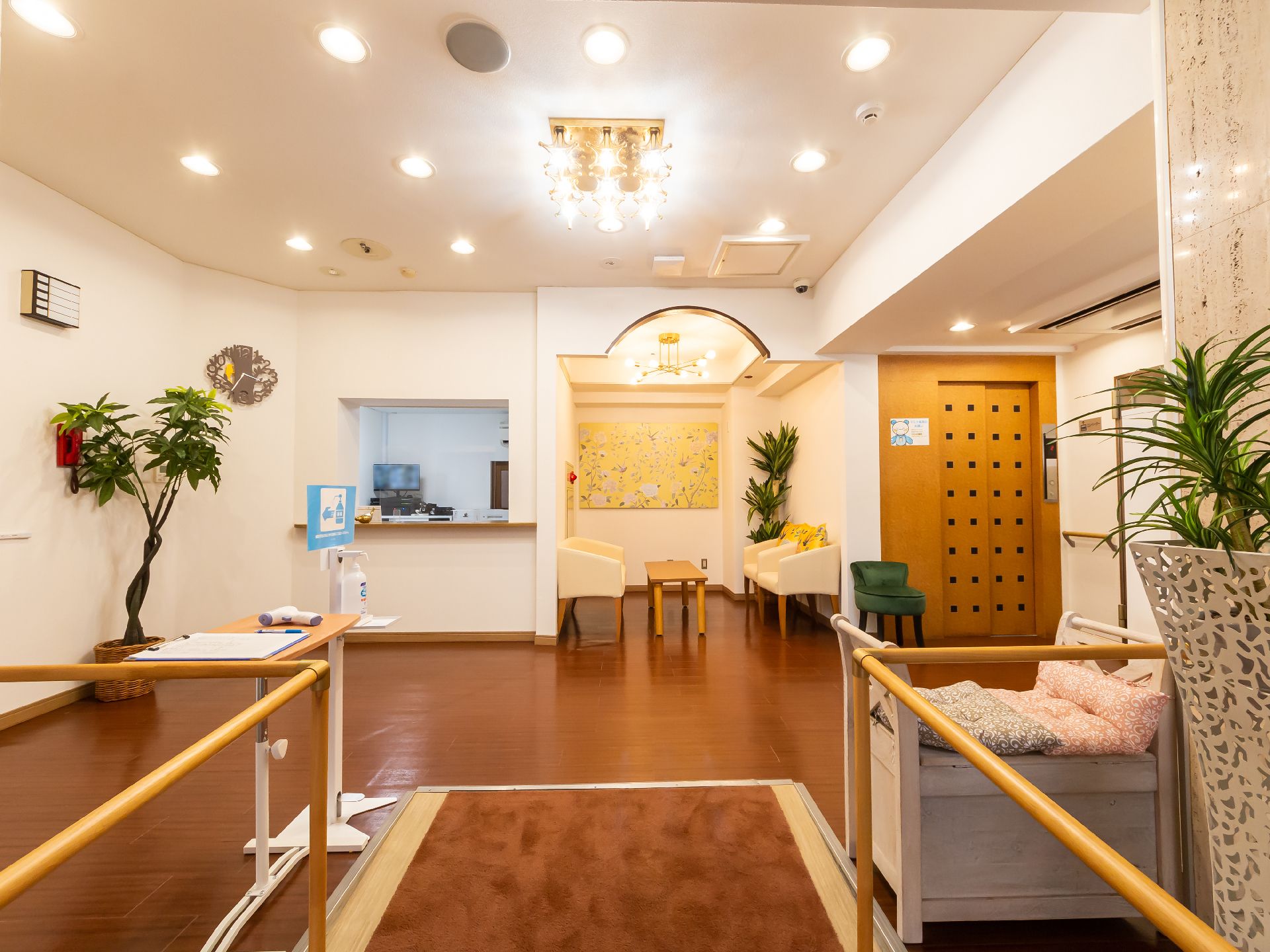 玄関から入ってすぐ奥にあり、初めて来館した人にもわかりやすい受付