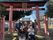 神社の鳥居前での集合写真