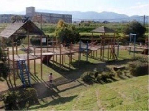 近くに緑溢れる広い公園もあり、散歩に出掛けるのも気持ちがいい。遊んでいる子供を眺めることで元気をもらえる。