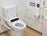 温水洗浄便座器が完備されているトイレには、L字型手すりや可動式手すりが設置されており、安全な移動ができる。