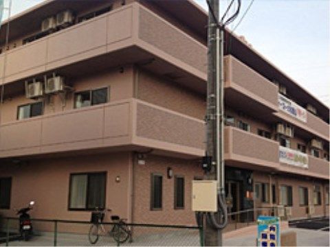 正面玄関に向かって左手から見た、3階建ての施設の外観