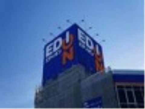 入り口前は広く、きれいに舗装されている。夜まで営業しているので、急に電池が必要になった時なども便利。
