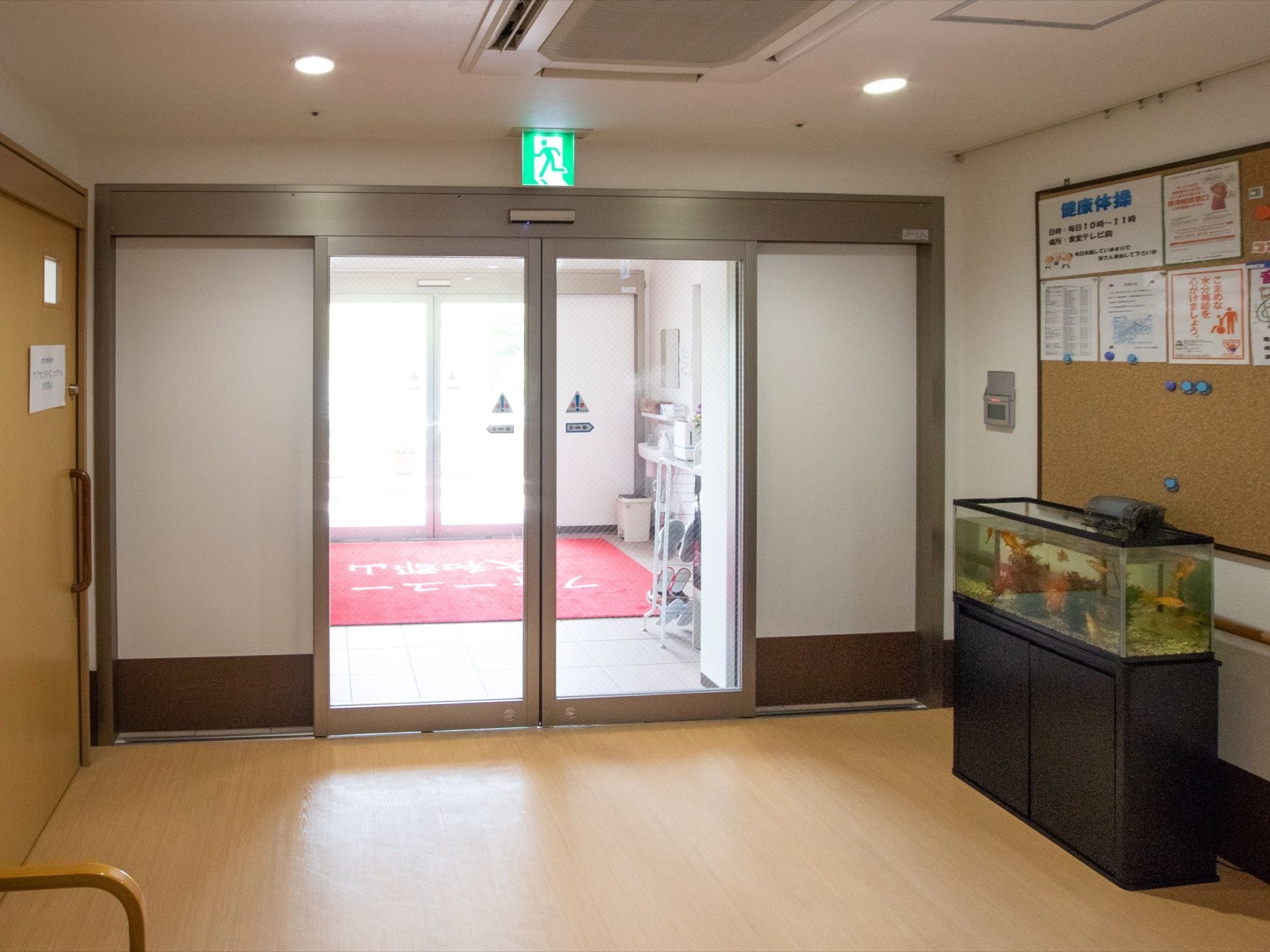 内側の玄関である。二重扉になっており防寒性がある。入って左手には、水槽と掲示板がある。扉の上に非常灯や誘導灯が設置されている。