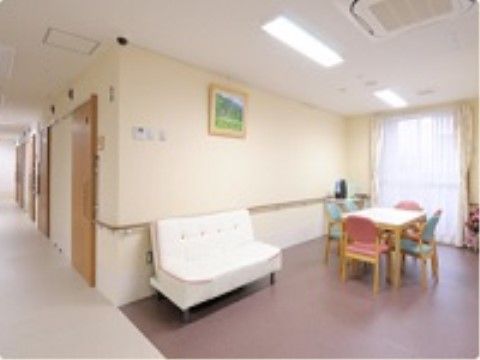 談話スペースでは、テーブルを囲んで入居者様同士が歓談できる。ソファに座ってゆっくり休むこともでき、有意義な時間を過ごせる。