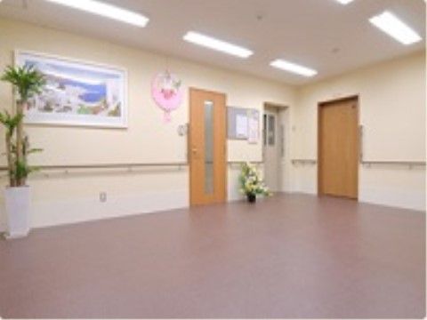 ホールは広々とした空間である。フロアではストレッチや体操をしたり、部屋の周辺にある手すりにつかまって歩行の練習をしたりできる。
