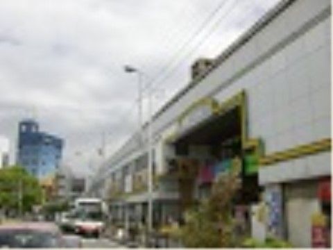 最寄り駅からは徒歩で訪れることができる。駅周辺で買い物ができるため、来訪者様も立ち寄ることができて便利である。