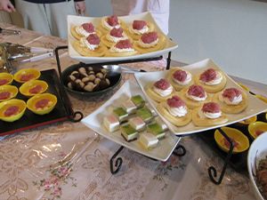 抹茶などのミニケーキやクリームとジャムが乗ったプチパンケーキがアフタヌーンティー風の皿に盛られている。