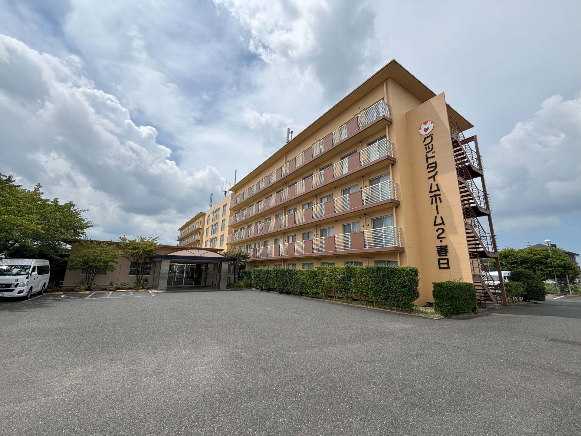 広々とした建物の外観