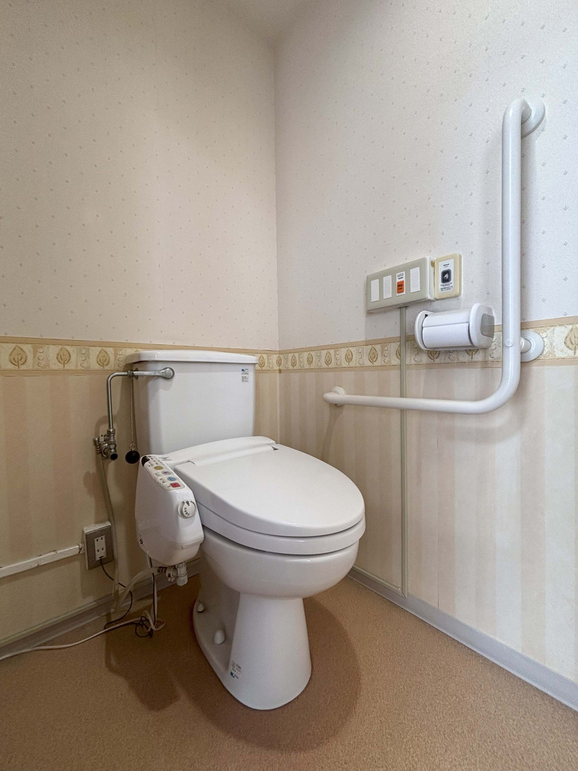 手すり付きのトイレ