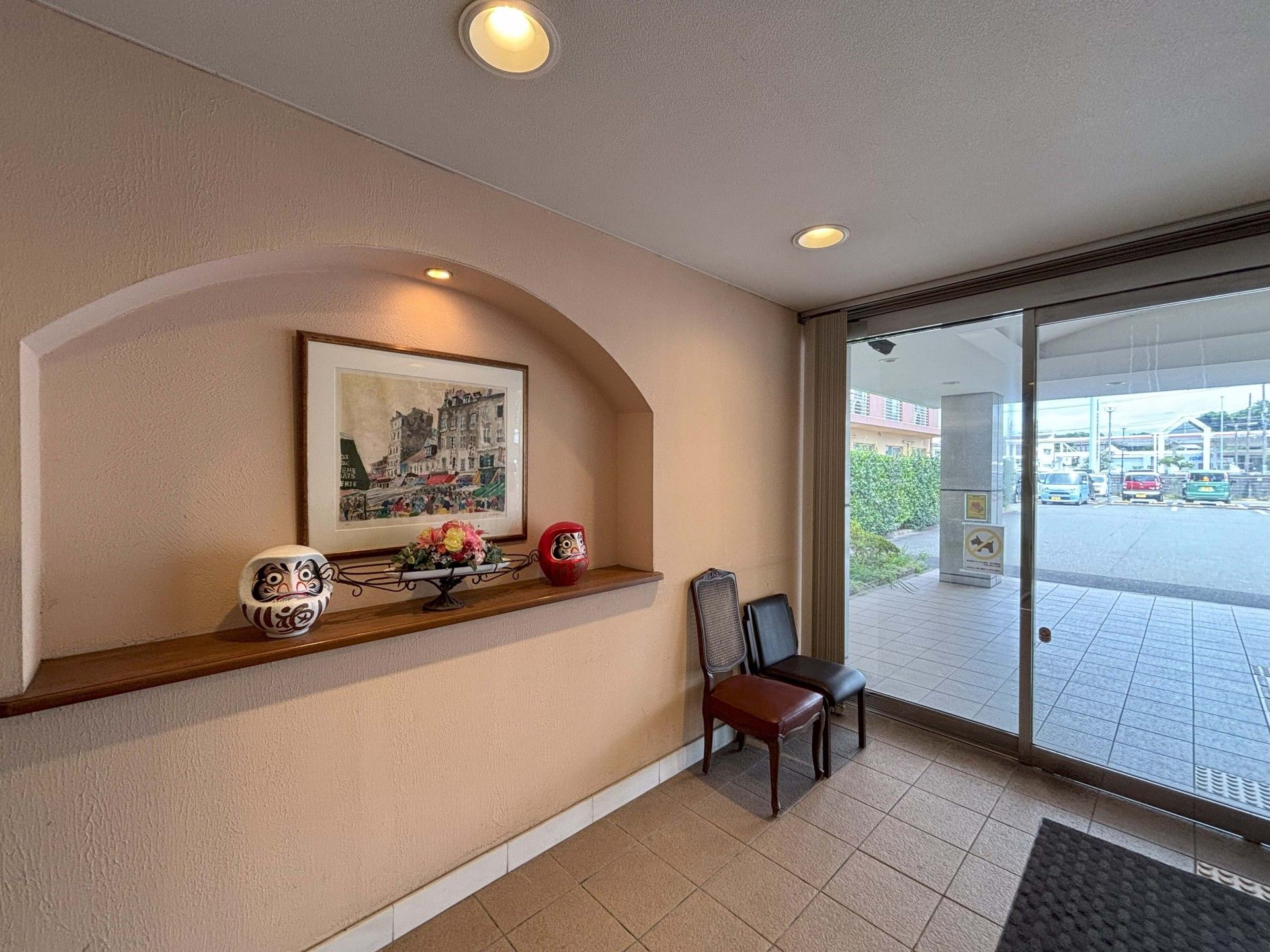 落ち着いた雰囲気のエントランス