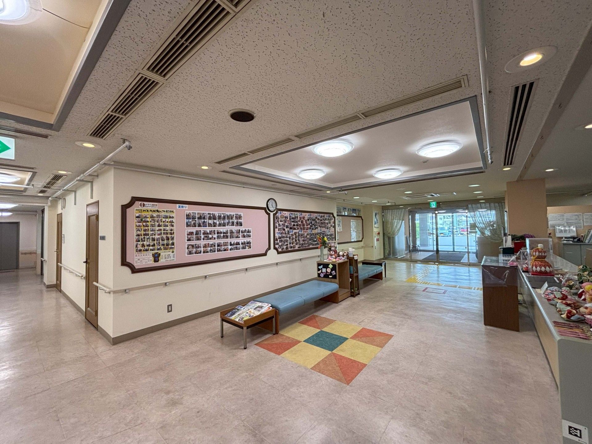 広々とした廊下と展示