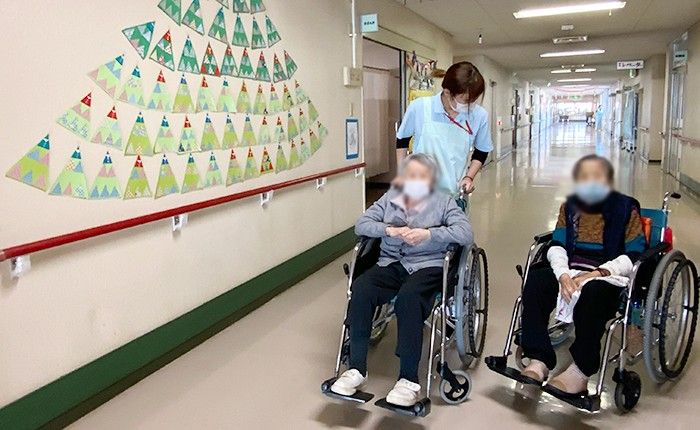 車椅子で移動する廊下
