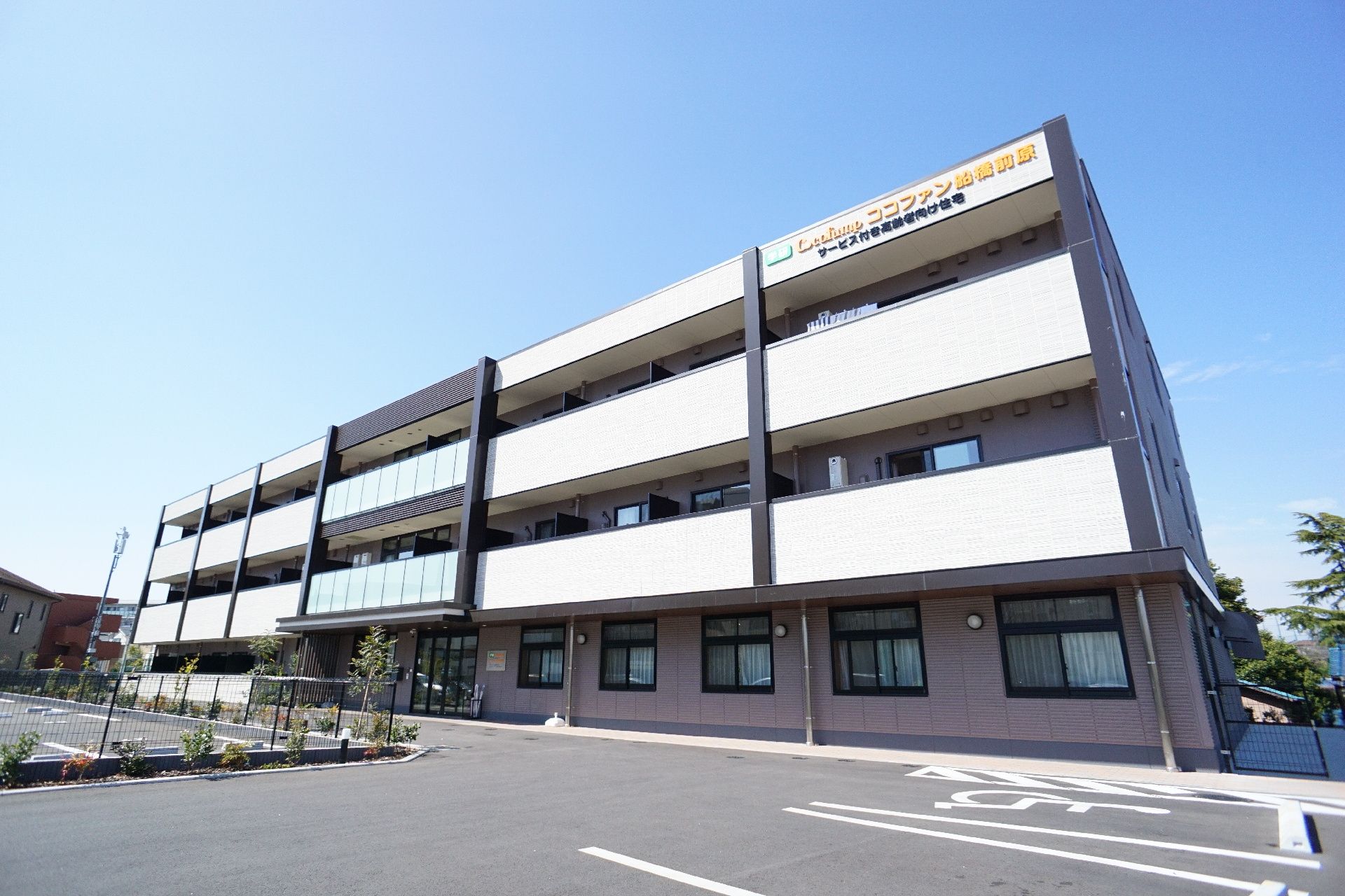 3階建てのサービス付き高齢者向け住宅の外観