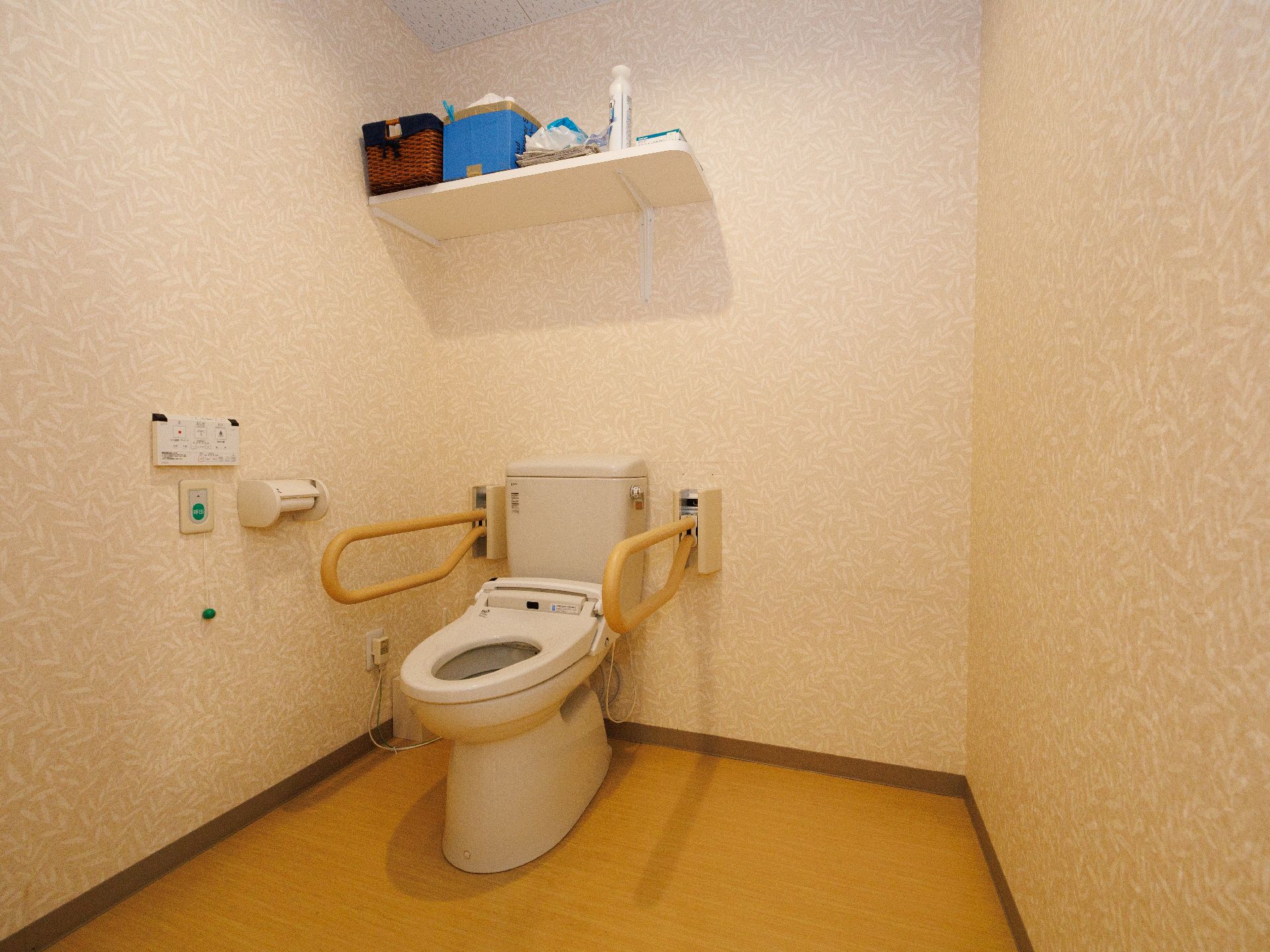 壁には、手すりや呼び出しボタンが設置