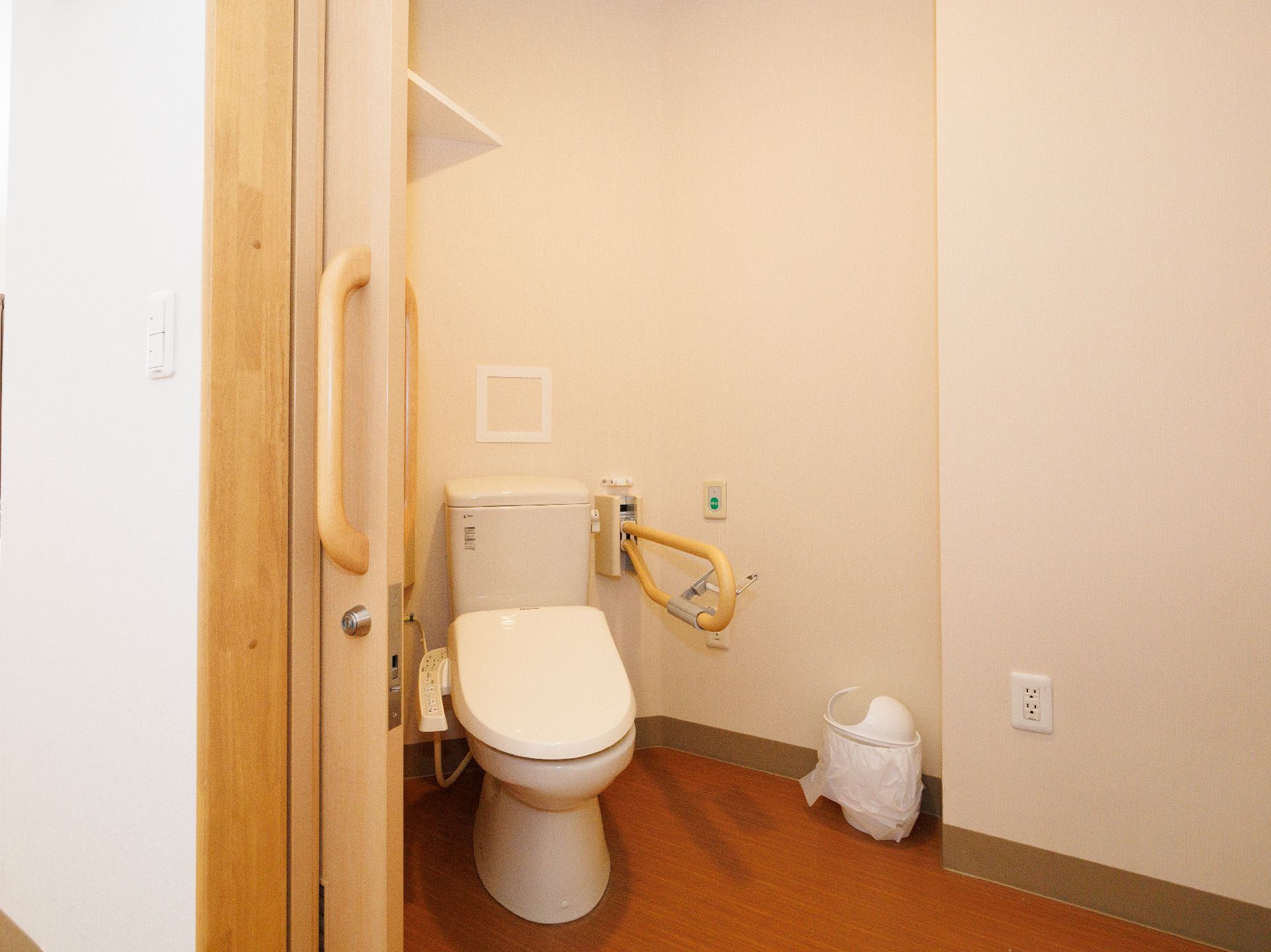 温水洗浄便座付きのトイレには、手すりが設置