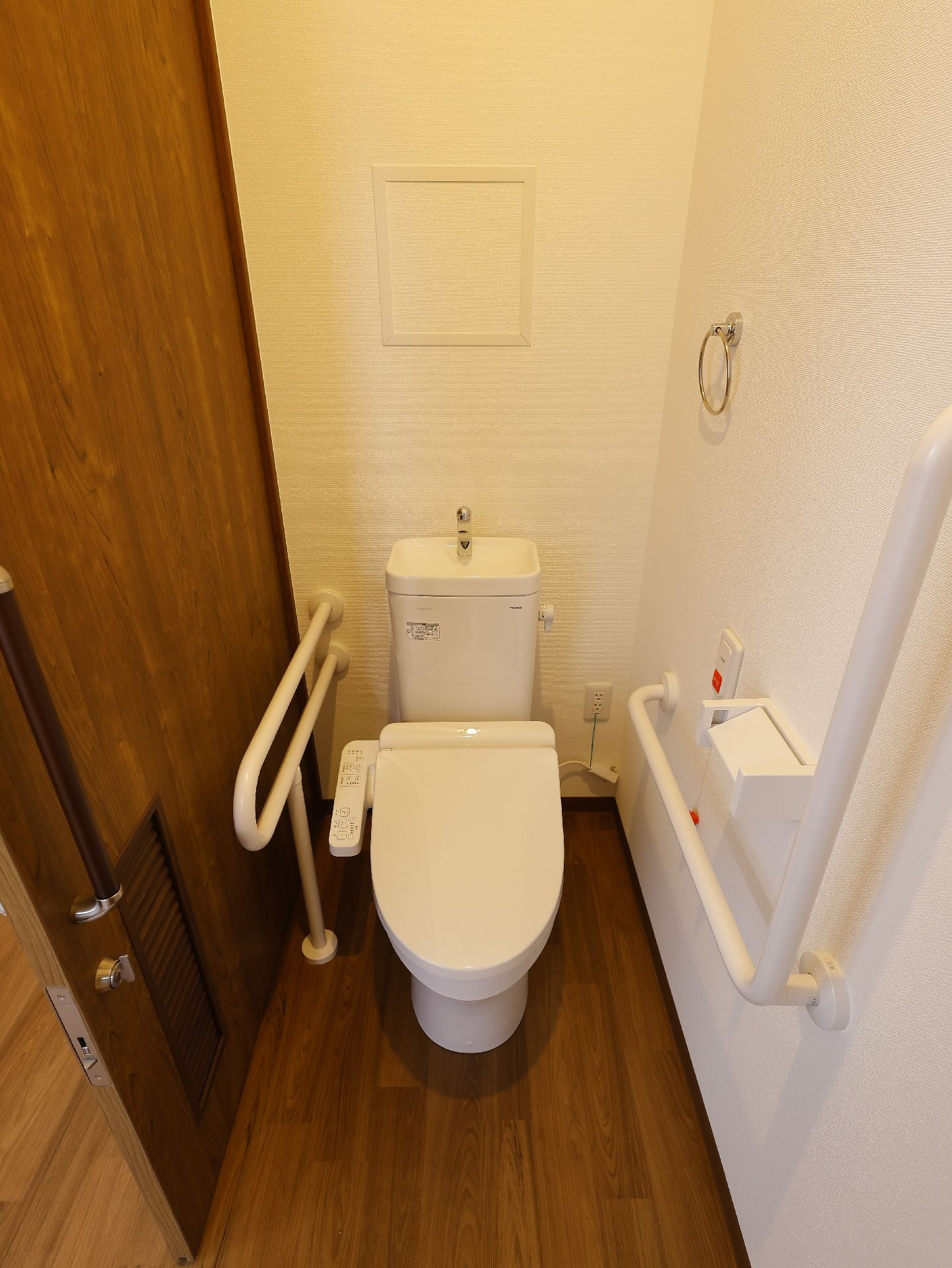 手すりが施されているトイレ