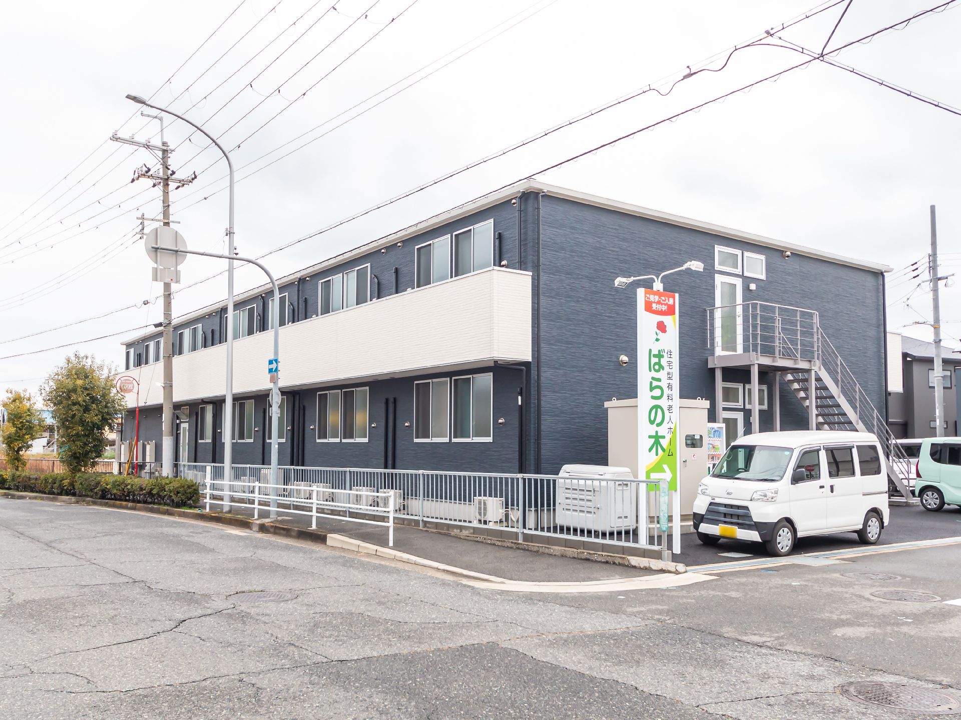 外壁は白と茶色の2色で構成され、おしゃれな雰囲気を持つ施設の外観