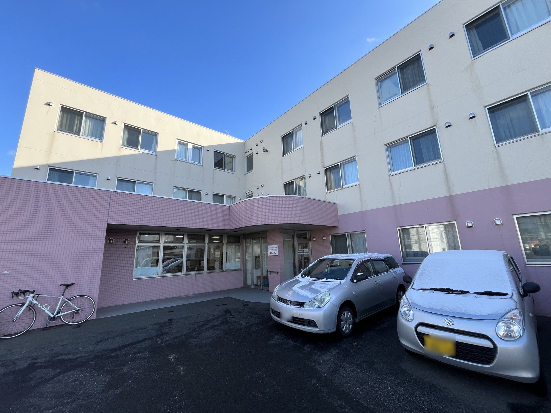 明るい外観の建物正面
