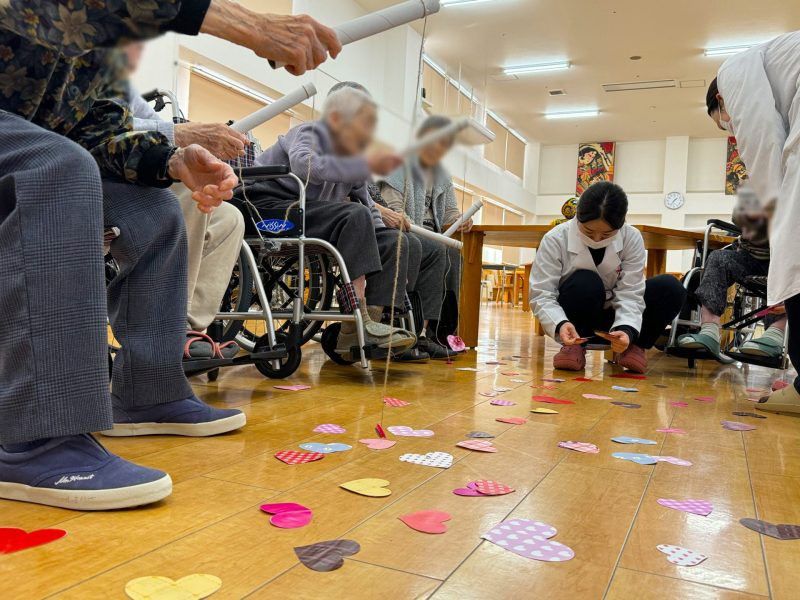 ハート型の紙が散らばる床