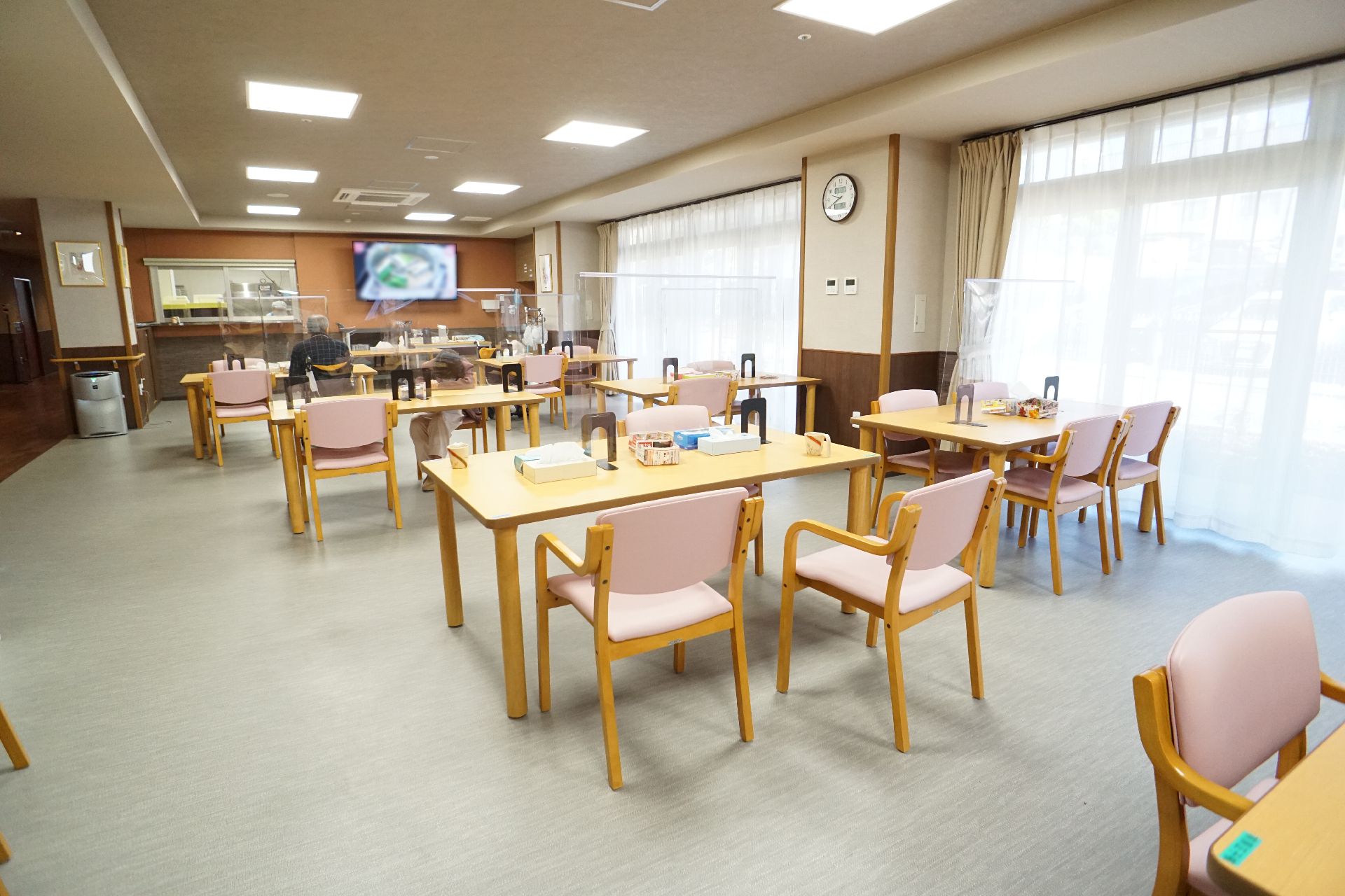 スペースが広く、入居者が集まって会話を楽しめる共有スペース