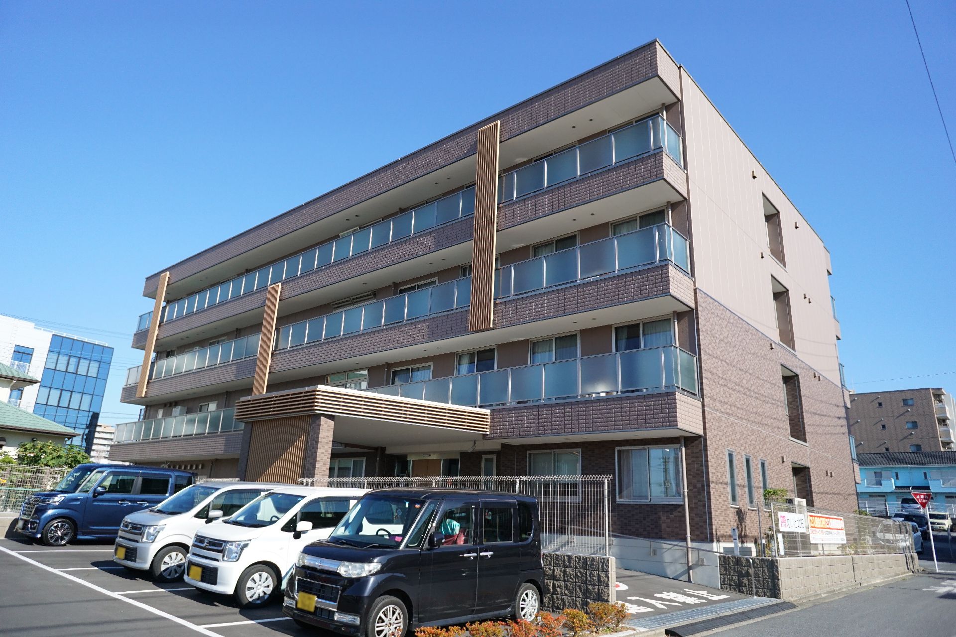４階建てで駐車場が近くに立地している介護施設