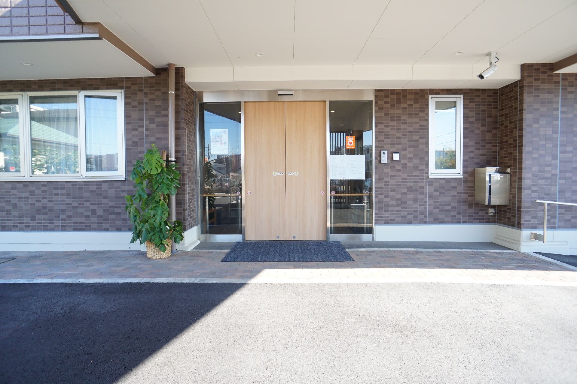 段差が排除された、車椅子を使う人でも楽に移動することが可能な玄関