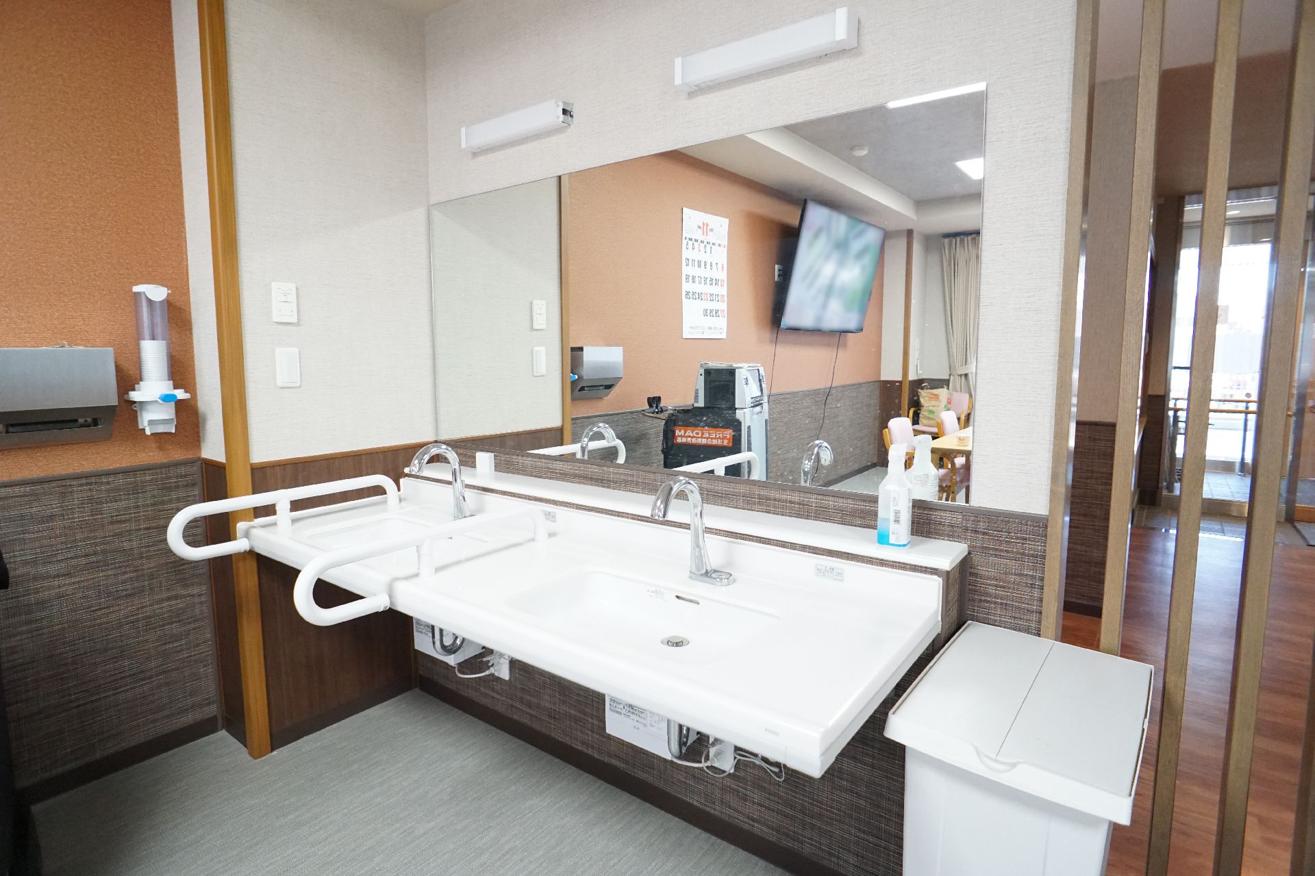 車椅子に乗ったままでも使用できるように設計されている洗面台