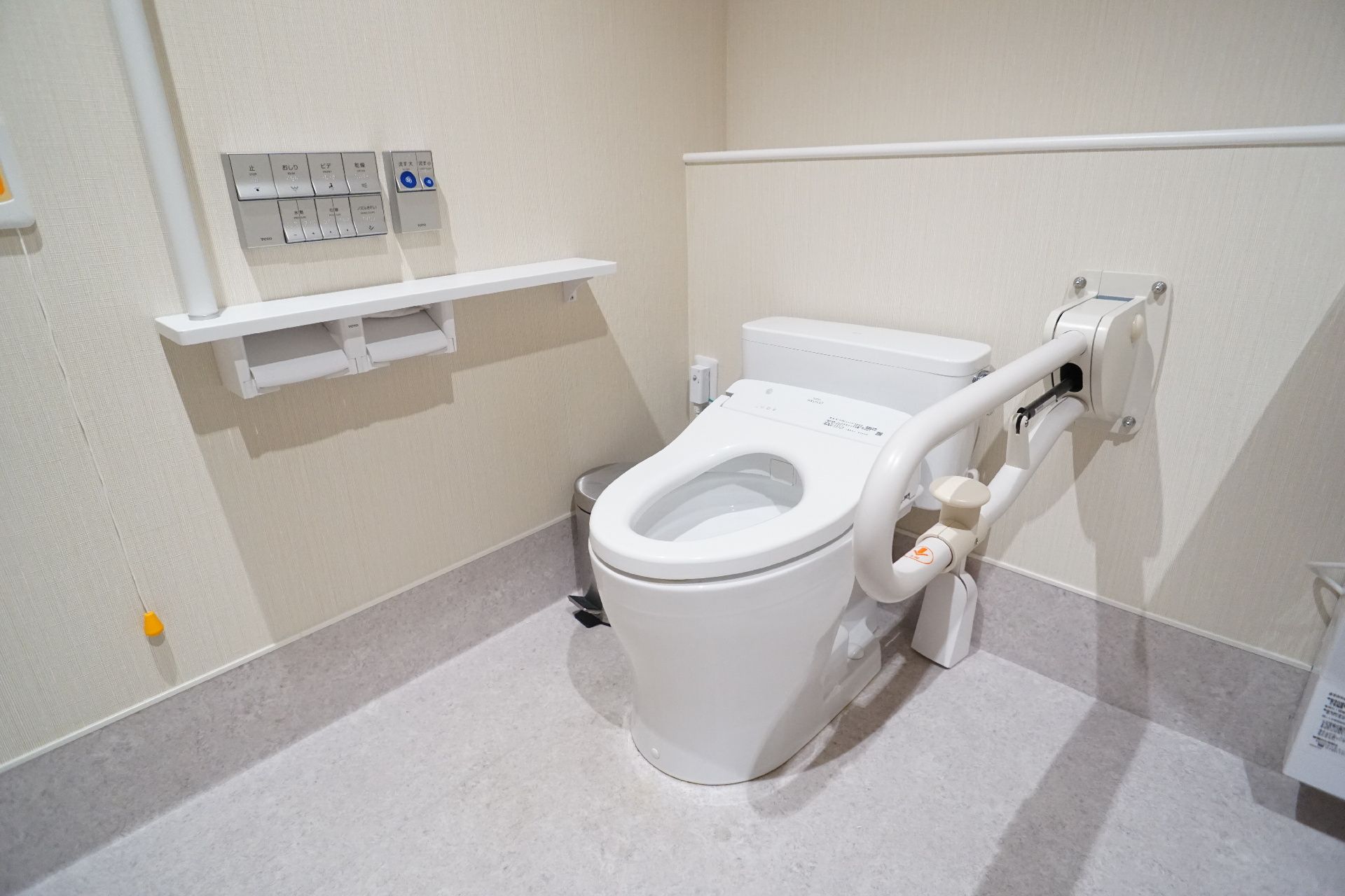手すりが設置された、バリアフリーのトイレ